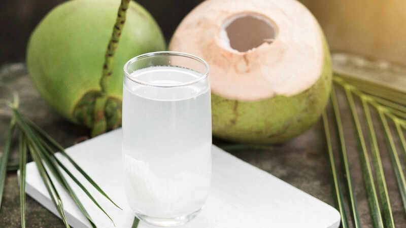 Ai nên cân nhắc khi uống nước dừa ban đêm