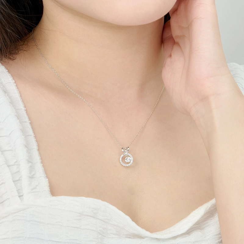 Nên đeo mặt dây chuyền vàng hay bạc để hợp tuổi Quý Hợi