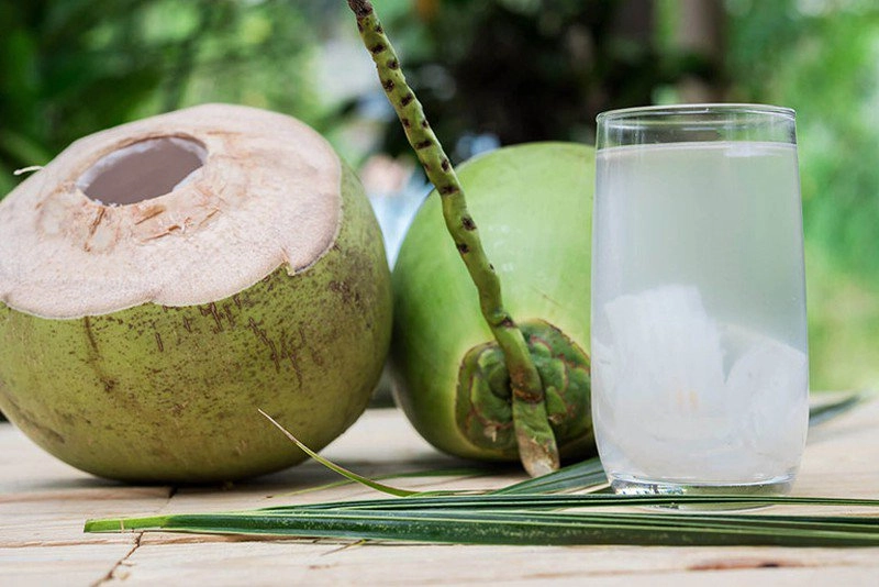 Có nên uống nước dừa vào ban đêm không?