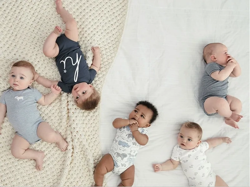 Hướng dẫn cách mặc bodysuit cho bé sơ sinh chuẩn, nhanh gọn