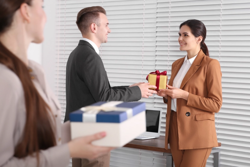Cách viết stt khoe quà hài hước mà vẫn cuốn hút