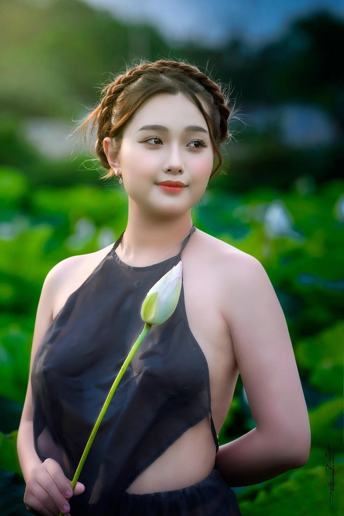 Stt cô gái mặc áo bà ba dịu dàng và nền nã