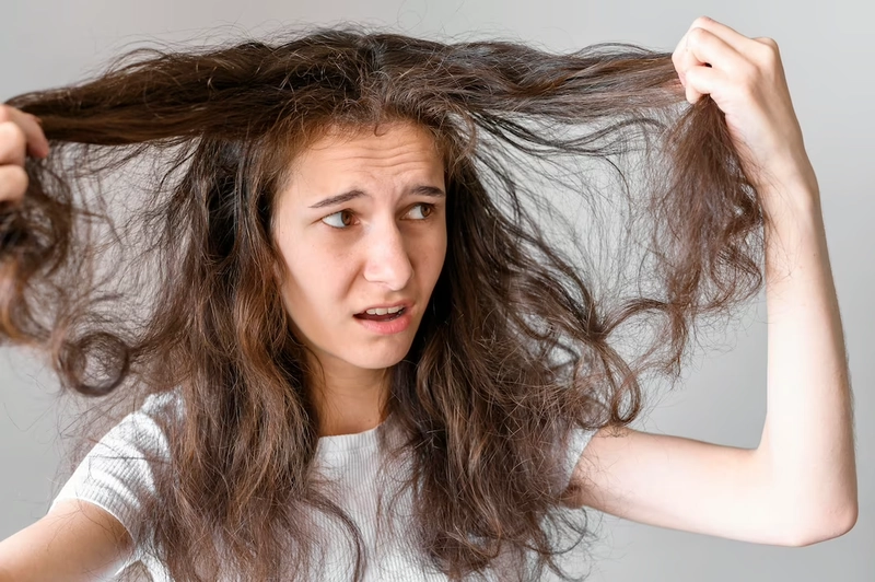 Tại sao tóc đang thẳng lại xoăn? Cách xử lý hiệu quả 